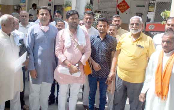 विभिन्न मांगों को लेकर डीएम को सौंपा ज्ञापन