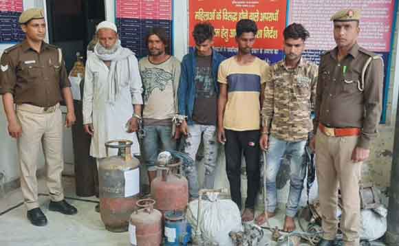 पुलिस ने किया चोरी की घटना का खुलासा, पांच आरोपी दबोचे
