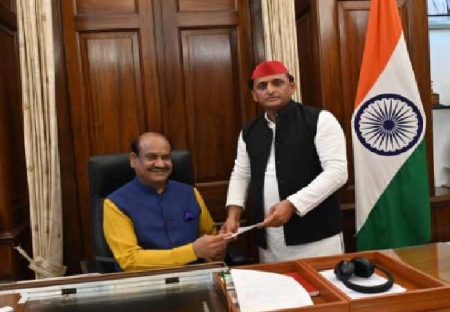 सपा अध्यक्ष अखिलेश यादव और आजम खान का लोकसभा की सदस्यता से इस्तीफा, विधायक बने रहेंगे