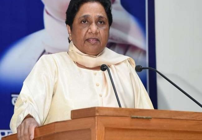 बसपा मुखिया मायावती का सपा के संरक्षक मुलायम सिंह यादव व अखिलेश यादव पर भाजपा से मिले होने का आरोप