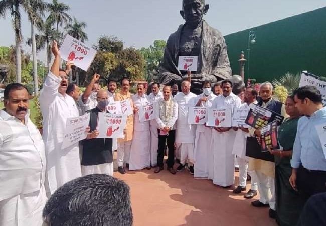 Parliament Budget Session 2022: महंगाई को लेकर मोदी सरकार पर हमलावर हुई कांग्रेस, संसद में किया विरोध प्रदर्शन