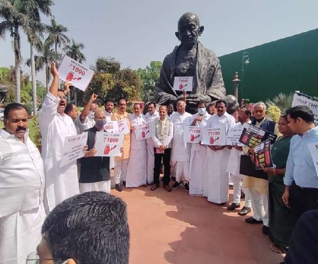 Parliament Budget Session 2022: महंगाई को लेकर मोदी सरकार पर हमलावर हुई कांग्रेस, संसद में किया विरोध प्रदर्शन