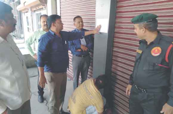 तीन फैक्ट्री और तीन दुकानें सील,112 पर कुर्की नोटिस चस्पा