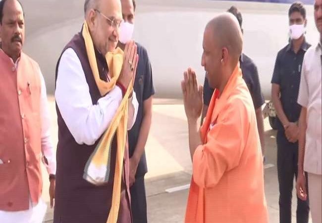 लखनऊ पहुंचे गृह मंत्री अम‍ित शाह, लोकभवन में थोड़ी देर में शुरू होगी व‍िधायक दल की बैठक