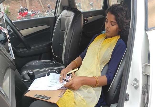जौनपुर में प्रशासन की पहल पर छात्रा ने कार में बैठकर दी बोर्ड परीक्षा, जानिए पूरा प्रकरण