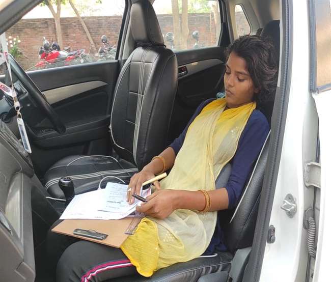 जौनपुर में प्रशासन की पहल पर छात्रा ने कार में बैठकर दी बोर्ड परीक्षा, जानिए पूरा प्रकरण