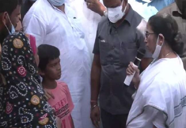 रामपुरहाट में हिंसा पीड़ितों से मिलीं ममता, मृत सभी 10 लोगों के परिवार के एक-एक सदस्य को सरकारी नौकरी व छह लाख मुआवजे का एलान