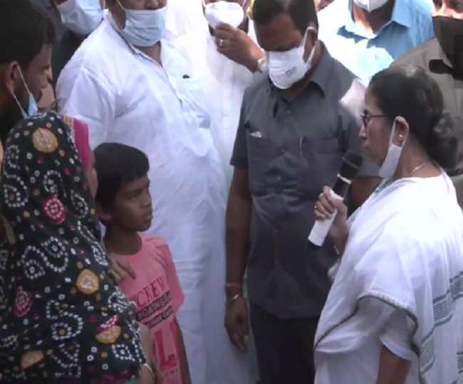 रामपुरहाट में हिंसा पीड़ितों से मिलीं ममता, मृत सभी 10 लोगों के परिवार के एक-एक सदस्य को सरकारी नौकरी व छह लाख मुआवजे का एलान