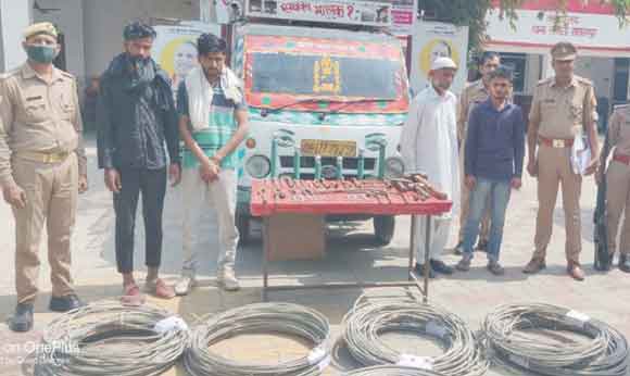 मुठभेड़ में पुलिस ने दबोचे चार शातिर चोर, चोरी का सामान बरामद