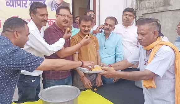 दूसरी बार योगी सरकार बनने पर व्यापारियों ने मनाई खुशी