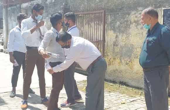 यूपी बोर्ड की परीक्षा कड़े सुरक्षा बंदोबस्त के बीच संचालित