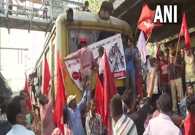 Bharat Bandh: केरल-बंगाल में दिखा भारत बंद का सबसे ज्यादा असर, दिल्ली में बैंक दिखे सुनसान