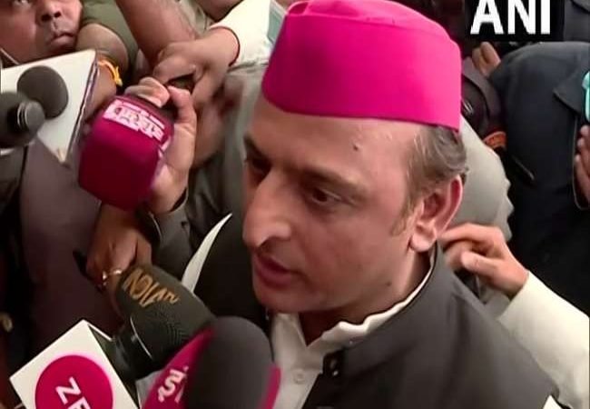 विधान भवन में विधानसभा सदस्य की शपथ लेने के बाद अखिलेश यादव बोले- सकारात्मक भूमिका निभाएगा विपक्ष