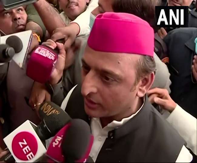 विधान भवन में विधानसभा सदस्य की शपथ लेने के बाद अखिलेश यादव बोले- सकारात्मक भूमिका निभाएगा विपक्ष