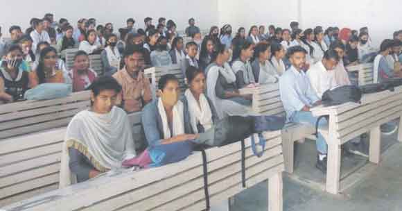 छात्र-छात्राओं को दी उद्योग सम्बंधी जानकारी