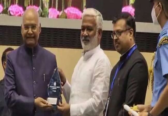 UP Number-1 State: वाटर मैनेजमेंट में उत्तर प्रदेश शीर्ष पर जल शक्ति मंत्री स्वतंत्र देव सिंह ने लिया राष्ट्रपति से पुरस्कार