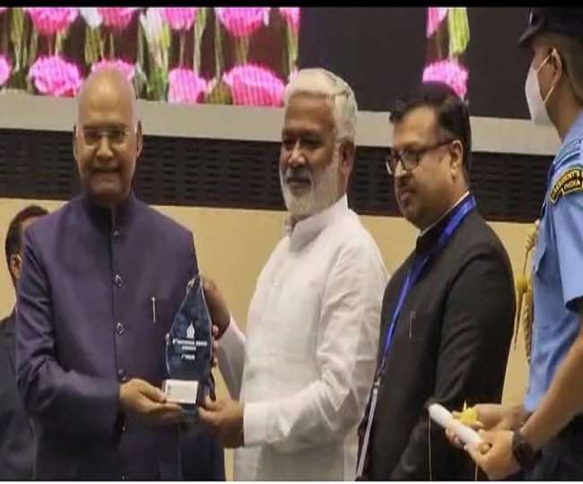 UP Number-1 State: वाटर मैनेजमेंट में उत्तर प्रदेश शीर्ष पर जल शक्ति मंत्री स्वतंत्र देव सिंह ने लिया राष्ट्रपति से पुरस्कार