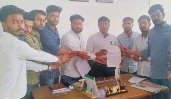 एबीवीपी ने मांगों के समाधान को लेकर कुलपति के सचिव को सौंपा ज्ञापन