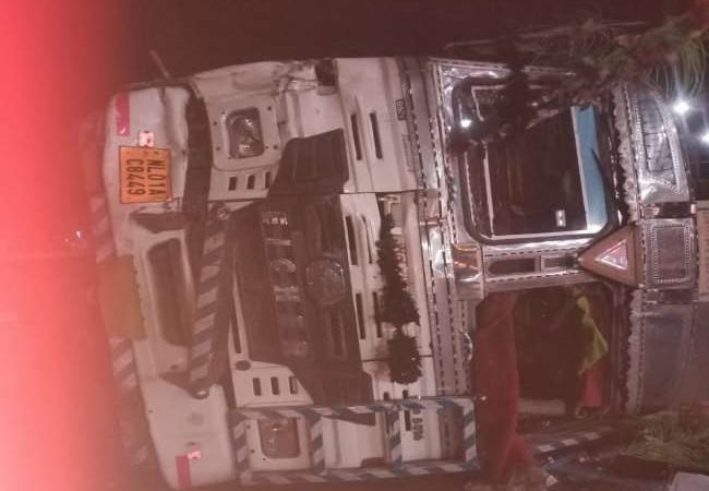 आगरा फिरोजाबाद हाईवे पर बड़ा हादसा, टूंडला टोल प्‍लाजा पर एक्‍सीडेंट में पांच की मौत