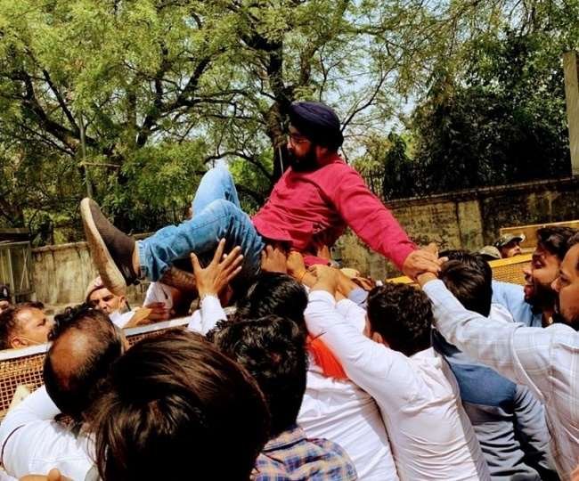 अरविंद केजरीवाल के घर के बाहर भाजपा का प्रदर्शन, हिरासत में लिए गए सांसद तेजस्वी सूर्या समेत कई नेता