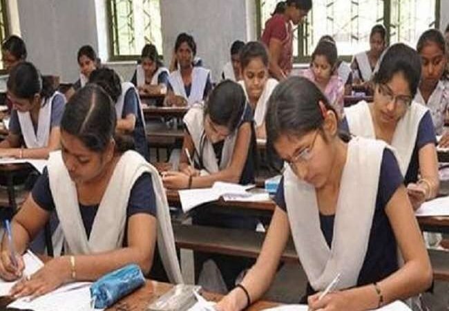 यूपी बोर्ड 12वीं का अंग्रेजी का पेपर लीक, बलिया डीआइओएस निलंबित, सरकार के न‍िर्देश पर एसटीएफ ने शुरु की जांच