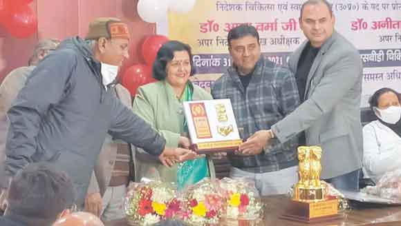 प्रोन्नत होने पर प्रमुख चिकित्सा अधीक्षक का किया सम्मान