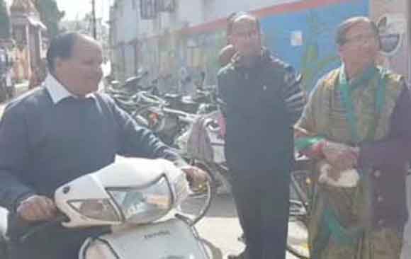 बाइक सवार बदमाशों ने महिला से लूटी नगदी, फरार