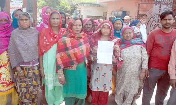 तालाब पर अवैध कब्जे के खिलाफ डीएम कार्यालय पर किया प्रदर्शन
