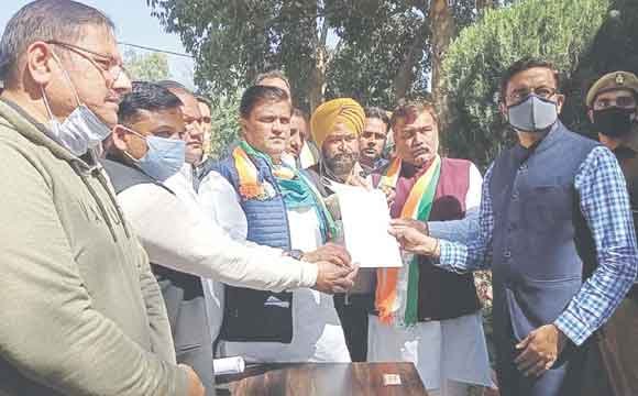 मिनी बाईपास के निर्माण कार्य को लेकर मंडलायुक्त कार्यालय पर गरजे कांग्रेसजन