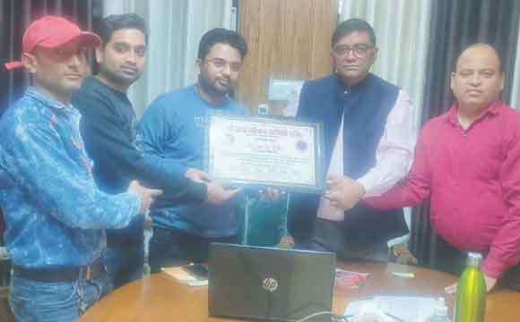 विकास के लिए नगरायुक्त को किया सम्मानित