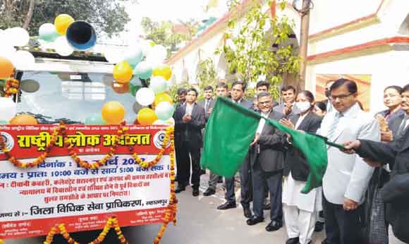 जिला जज ने हरी झंडी दिखाकर किया प्रचार वैन को रवाना