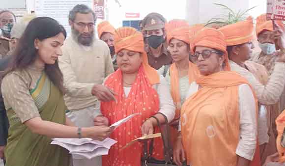 आशाराम बापू की रिहाई की मांग को लेकर महिलाओं ने किया प्रदर्शन