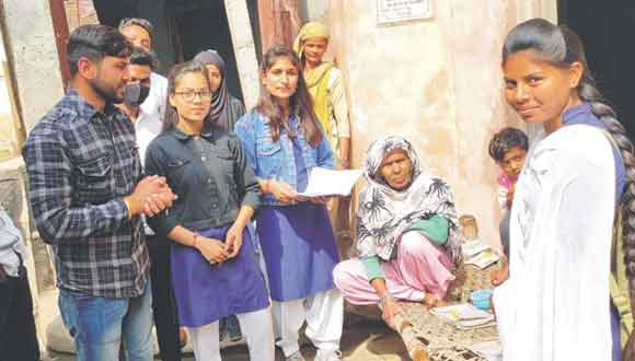 स्वयंसेवियों ने घर-घर जाकर ली कोरोना टीकाकरण की जानकारी