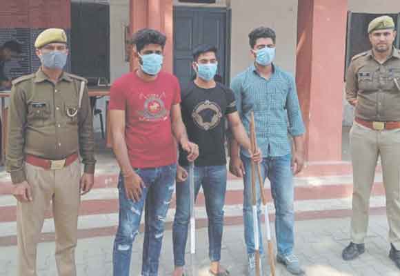 महिला का पीछा करने वाले तीन दबंगों को पुलिस ने किया गिरफ्तार