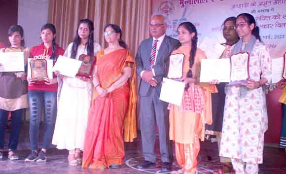 वार्षिकोत्सव में किया मेधावी छात्राओं का सम्मान