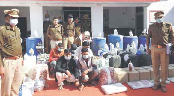 पुलिस ने किया शराब बनाने की फैक्ट्री का भंडाफोड़, पांच आरोपी दबोचे