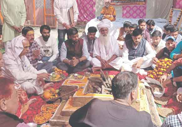 योगी आदित्यनाथ के मुख्यमंत्री बनने की कामना को लेकर किया हवन-यज्ञ