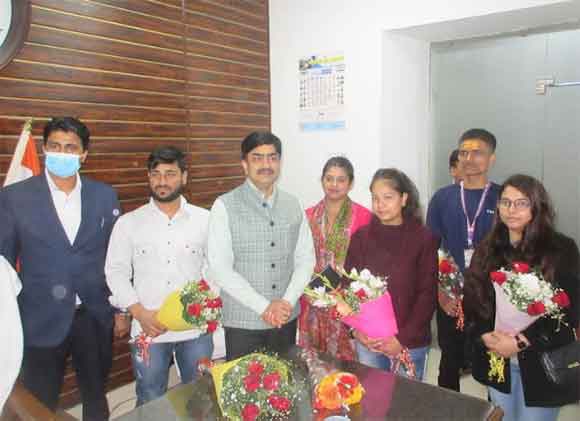 जनपद में यूक्रेन से आए छात्रों से कुशलक्षेम पूछते हुए जिलाधिकारी ने किया स्वागत