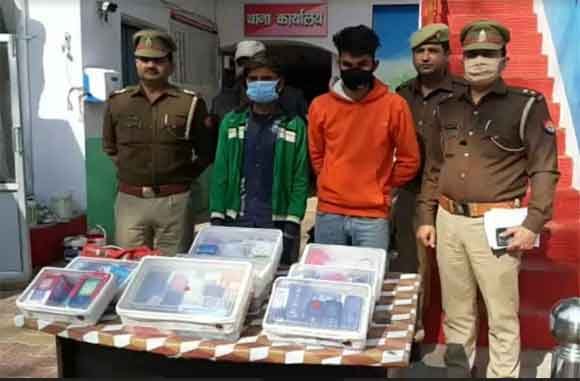 मोबाइल की दुकान में हुई चोरी का पुलिस ने मंगलवार को किया खुलासा, तीन चोर गिरफ्तार, ..
