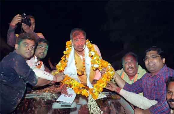 दोबारा विधाक बनने पर कुंवर ब्रिजेश का नगर के मजनूवाला रोड पर महिलाओं व बच्चों तथा कार्यकर्ताओं ने किया जोरदार स्वागत