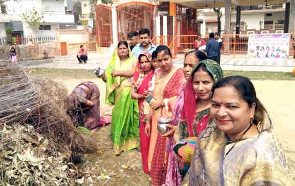 सरकारी कार्यालयों व बाजारो में जमकर खेली गई होली