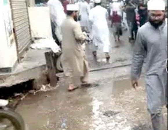 सडक का गंदा पानी बहने से राहगीरों का चलना हुआ दुभर