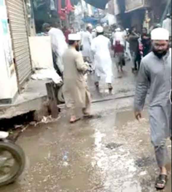 सडक का गंदा पानी बहने से राहगीरों का चलना हुआ दुभर