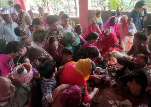 माता शीतला पर श्रद्धालूओं ने पुडो का प्रसाद अर्पित कर परिवार में खुशीयों की मांगी मन्नते