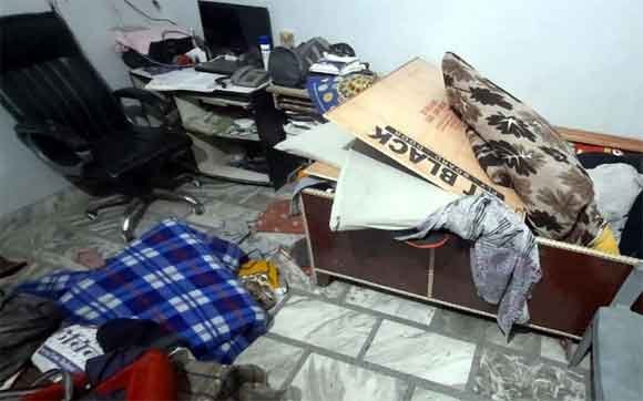 चोरों ने बंद मकान पर धावा बोलकर की लाखों की नकदी व आभूषण चोरी