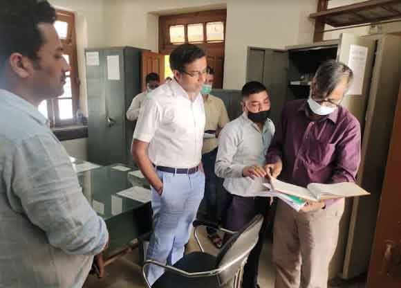 मण्डलायुक्त द्वारा विकासखण्ड कार्यालय गंगोह का किया गया औचक निरीक्षण