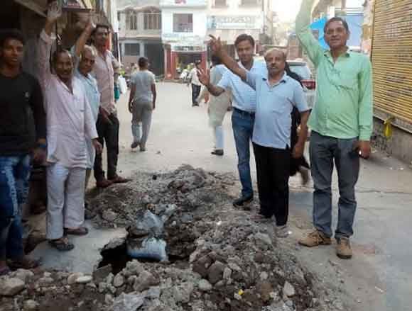 पेयजल के लिए पालिका द्वारा खोदे गये गड्ढ़े में गिरकर लोग हो रहे हादसे का शिकार