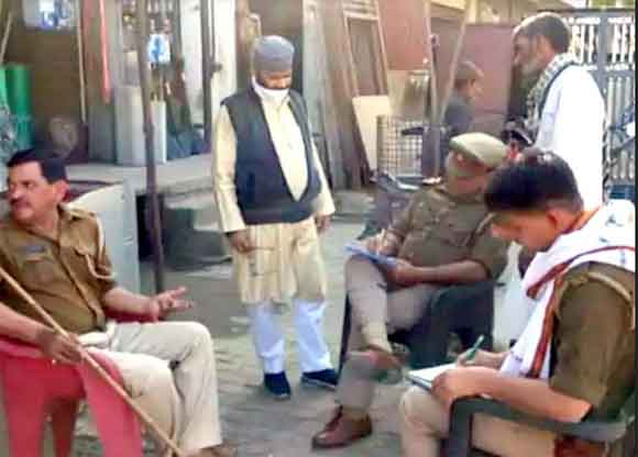 देवबंद पुलिस ने बाजारों से हटवाया अतिक्रमण, 34 दुकानदारों के काटे चालान
