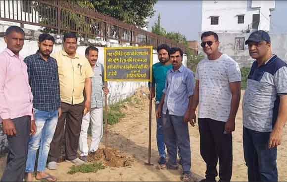 राजस्व विभाग की टीम ने बच्चा शमशान घाट की भूमि की पैमाइश कराई