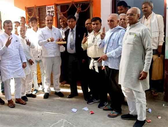 कुंवर ब्रिजेश सिंह के मंत्री बनने पर अधिवक्ताओं ने हर्ष जताते हुऐ एक दुसरे को मुंह मीठा कराया।